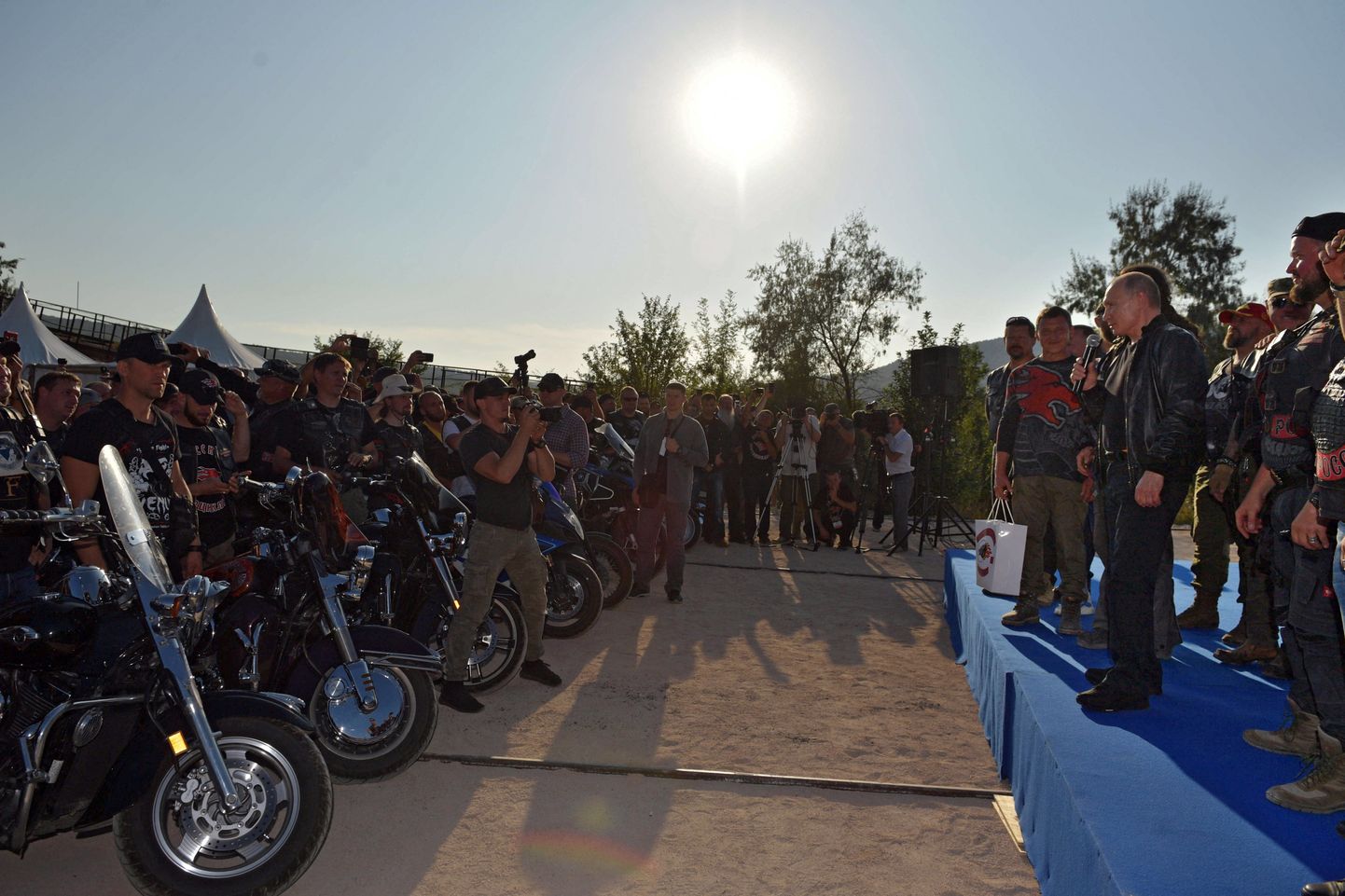 Vene president Vladimir Putin pidamas kõnet motoklubi Ööhundid liikmetele Krimmis 10. augustil.