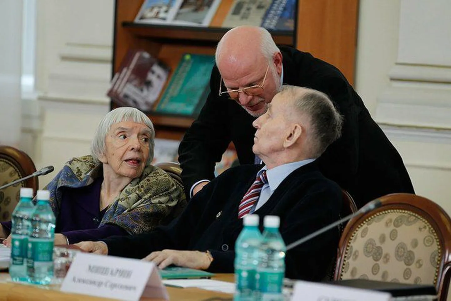 Михаил Федотов (в центре) на заседании Совета по развитию гражданского общества и правам человека 1 февраля 2011 года
