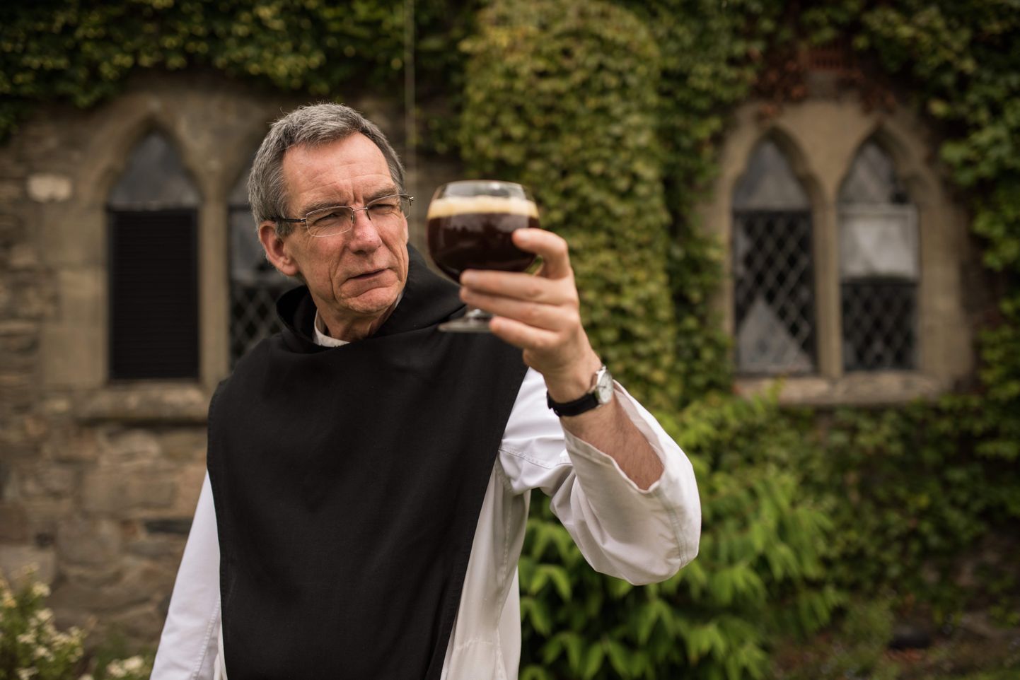 Inglise trapistlik munk isa Joseph hoiab klaasi Mount Saint Bernardi kloostris toodetud Tynt Meadow ale`iga.