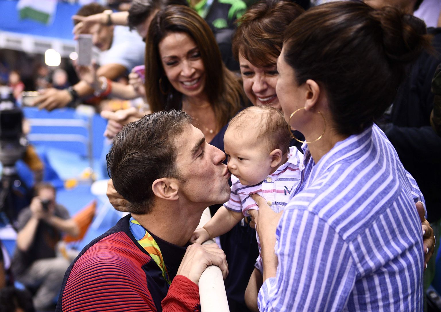 Michael Phelpsile (vasakul) elavad Rios kaasa kihlatu Nicole Johnson (paremal) ja poeg Boomer.
