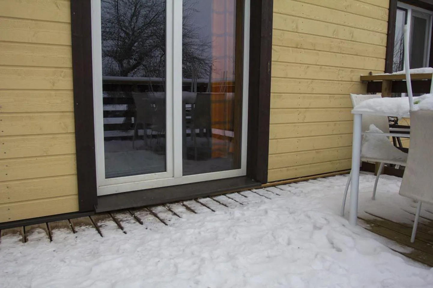 Seda ei juhtu just tihti, et metssiga kärsa vastu majaust surub. Viljandi vallas Savikotil asuva Väljaotsa talu terrassiuks sai aga teisipäeva õhtul just sellist ebaharilikku nosu tunda.