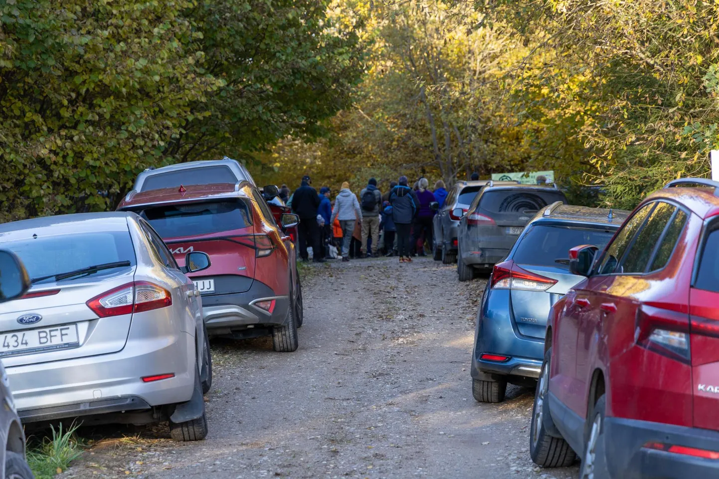 Matkaraja avamine tõi kokku nii palju inimesi, et kitsuke tee muutus tuubil parklaks.