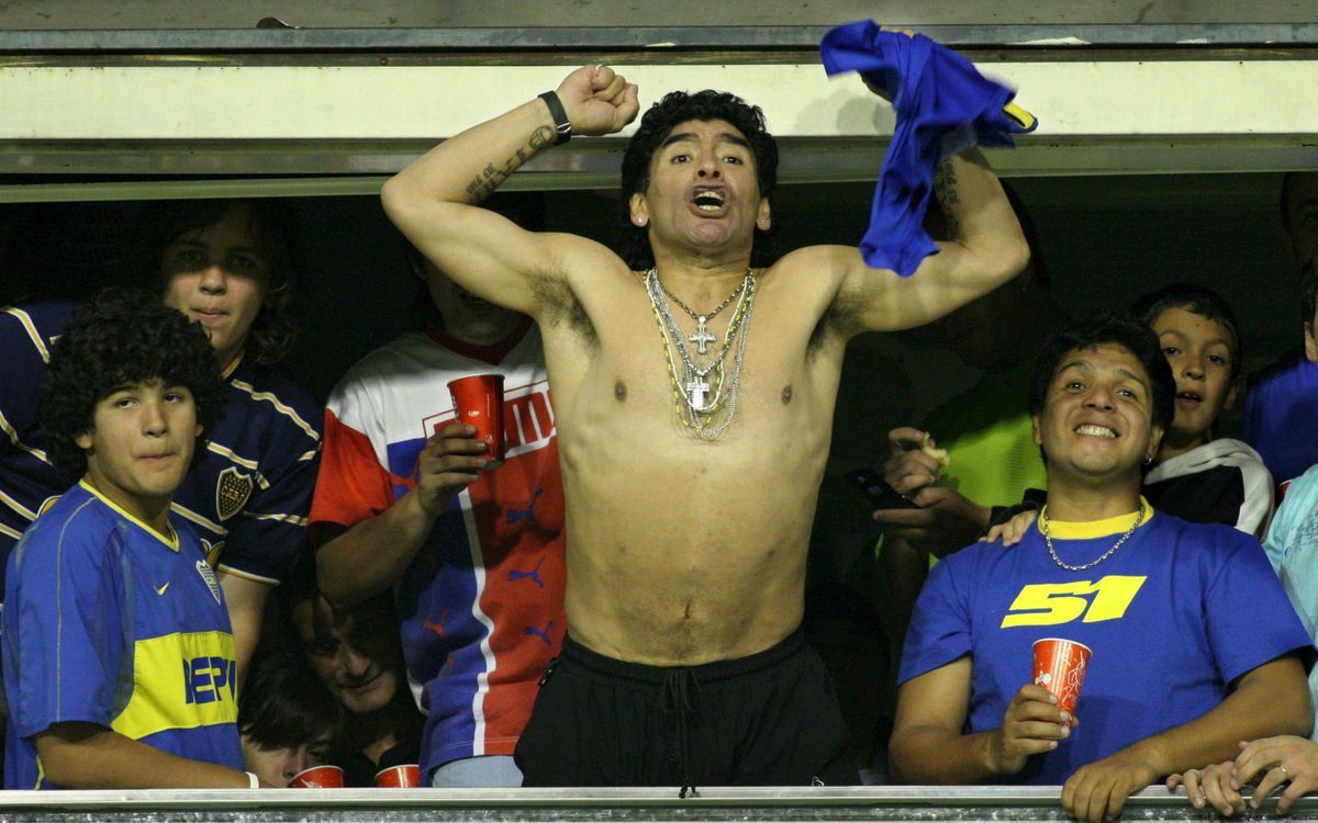 Диего Марадона на трибунах поддерживает команду "Бока Хуниорс", за которую он выступал с 1981 по 1982, а также с 1995 по 1997 год. Именно в этой команде он и завершил свою футбольную карьеру