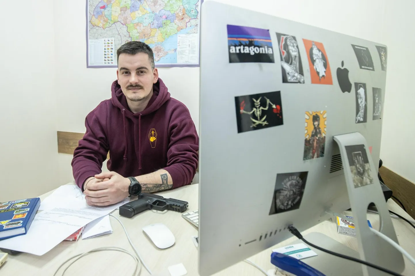 Главный вербовщик бригады «Азов» майор Юрий Гаврилишин в своем кабинете в Киеве.