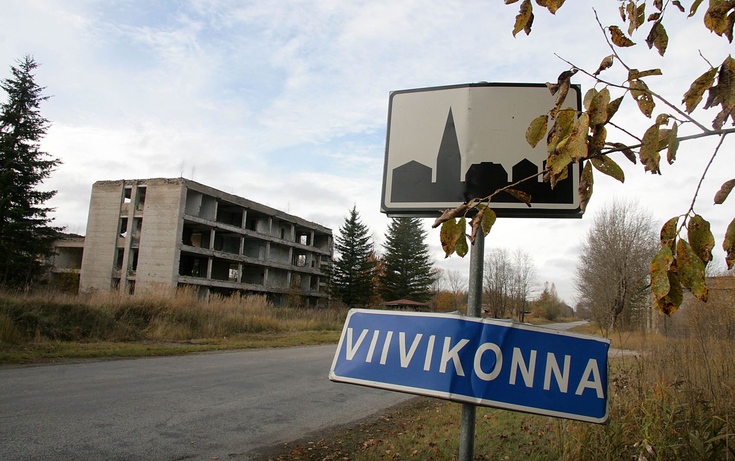 Elanike poolt suures osas hüljatud Viivikonna asula on varsti juba viis aastat olnud tüliõunaks Kohtla-Järve ja Narva-Jõesuu linna vahel ning kohtuskäimistel lõppu veel ei paista.
