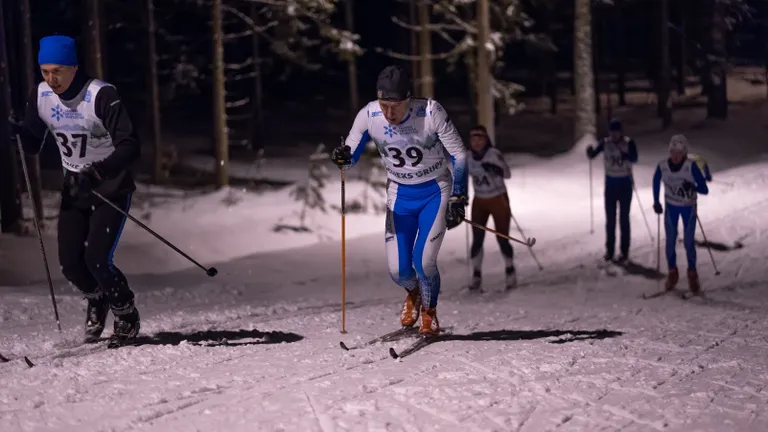 Kalle Kiiranen (nr 39) Lemeksi suusasarja kolmandal etapil Vooremäe pika tõusu alguses.