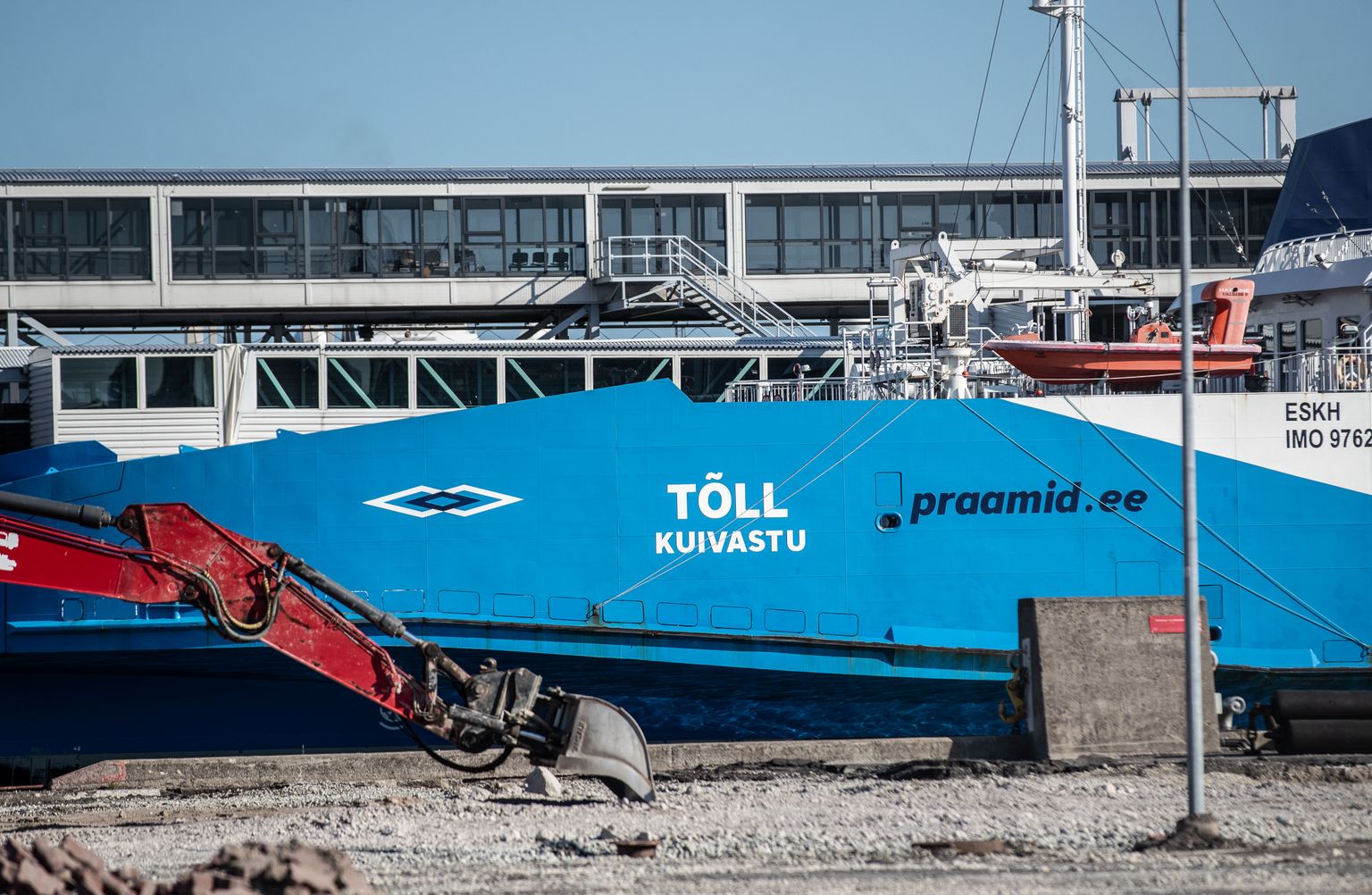 Parvlaev Tõll Tallinna Vanasadamas merekatsetustel pärast Kuivastus juhtunud avariid ning BLRT dokis läbitud remonti. Tõll on esimene laev Eestis, millel katsetati veoseadmetele energia saamiseks akude ja diiselgeneraatorite hübriidlahendust.