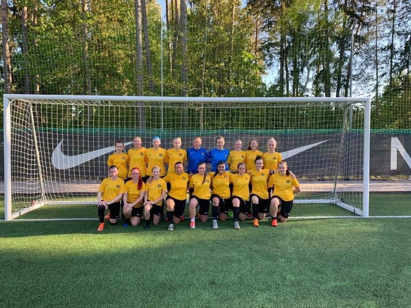 Nii kogenud kui ka verinoori mängijaid ühendava Rakvere jalgpalliklubi Tarvas naiskonna keskmine vanus oli Eesti esiliiga meistrivõistluste avamängus 20 aastat ja kaks kuud.