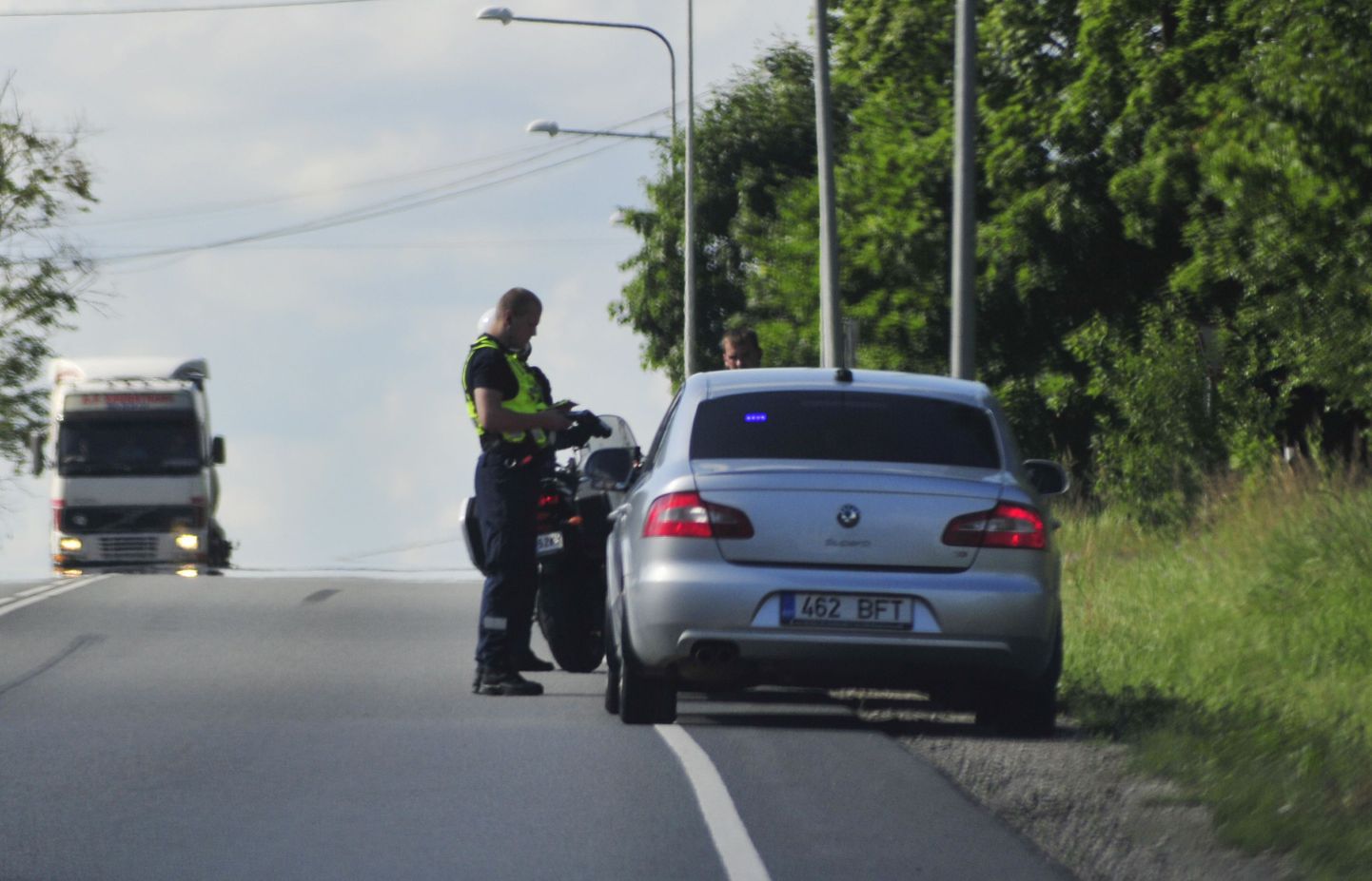 Politsei mõõtis kõikjal Eestis autode kiirust. Pildil peatas patrull punase Audi, mis sõitis 127 km/h.