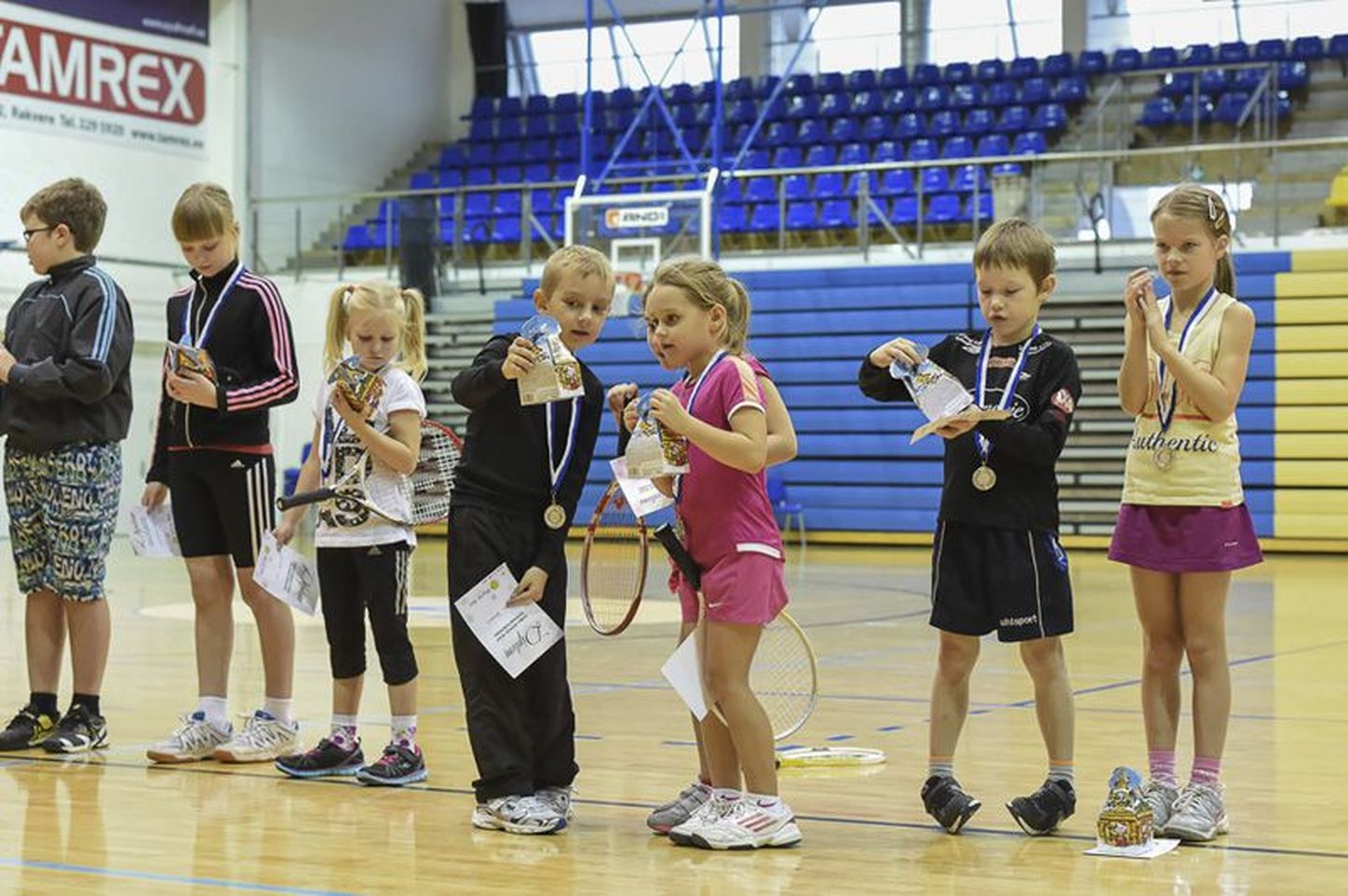Üleriigilisel lastetennise turniiril osalenud ja auhinnatud lapsed.