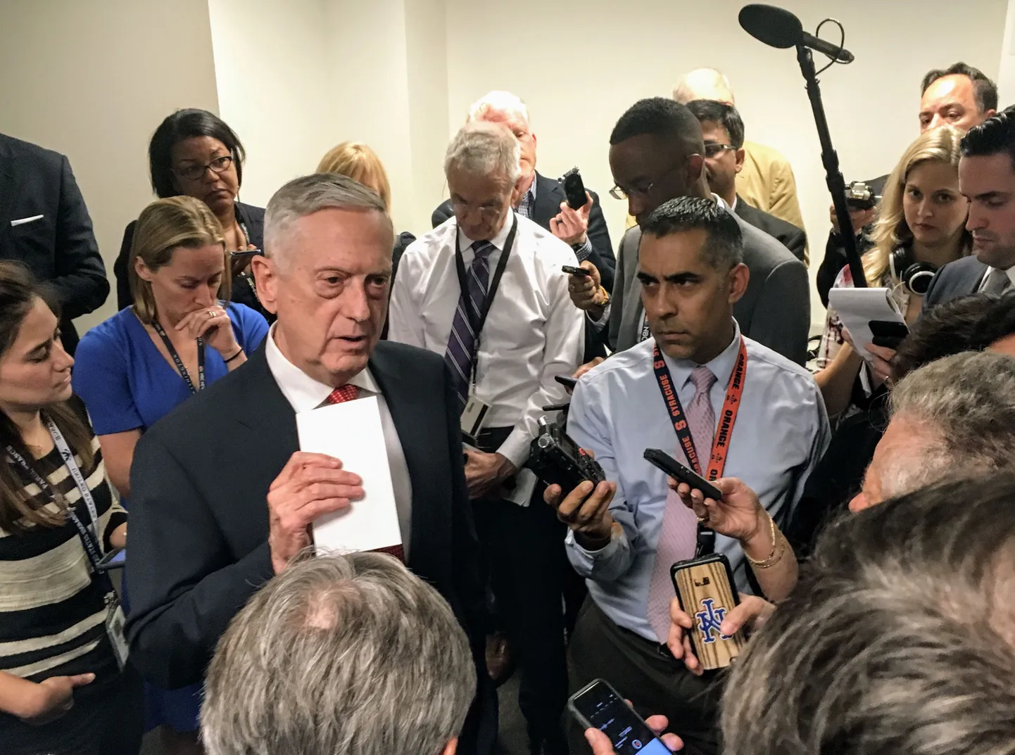 USA kaitseminister James Mattis esmaspäeval koos ajakirjanikega Pentagonis.