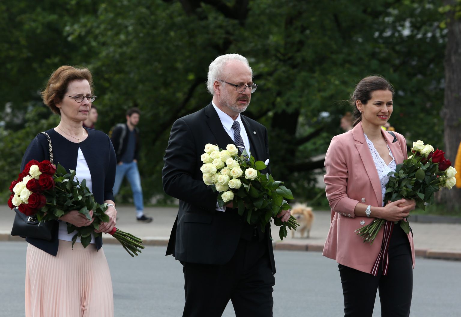 Jaunievēlētais Valsts prezidents Egils Levits pēc ievēlēšanas ar kundzi Andru Levitu (no kreisās) un meitu Indru noliek ziedus pie Brīvības pieminekļa.