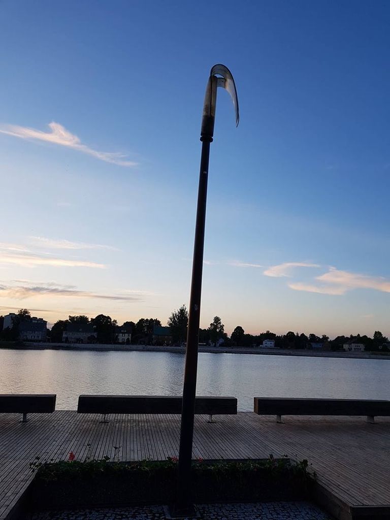 Pärnu jõe kallastel lookleva Jüri Jaansoni nime kandva terviseraja äärde paigaldatud aerukujulised valgustid on längu vajunud.