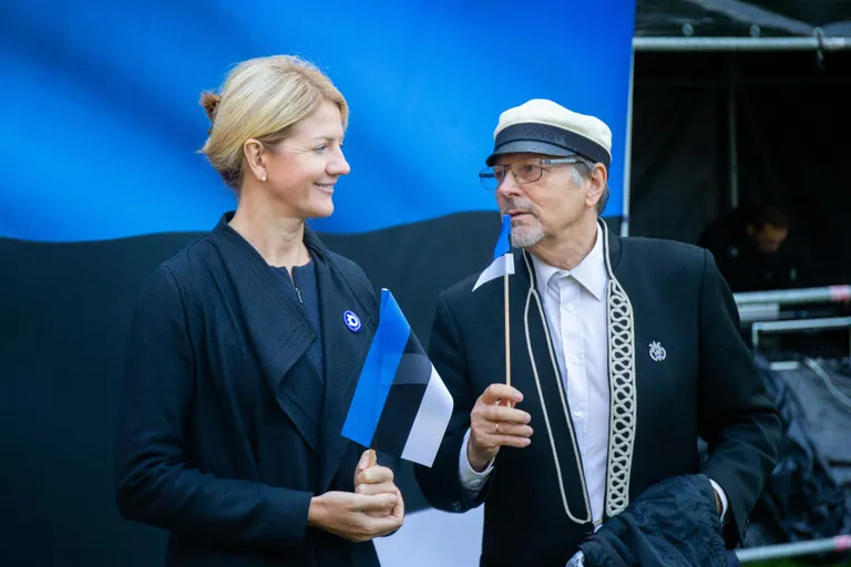 Välisminister Eva-Maria Liimets ministeeriumi kauaaegse töötaja Jüri Treiga, kes on Peterburi Jaani kiriku Fondi esimehena aidanud kaasa eestluse edendamisele Peterburis ja mujalgi. Trei sai mullu siseministeeriumi ja Pere Sihtkapitali koostöös välja antava Aino Järvesoo nimelise auhinna eestluse hoidmise eest välismaal.