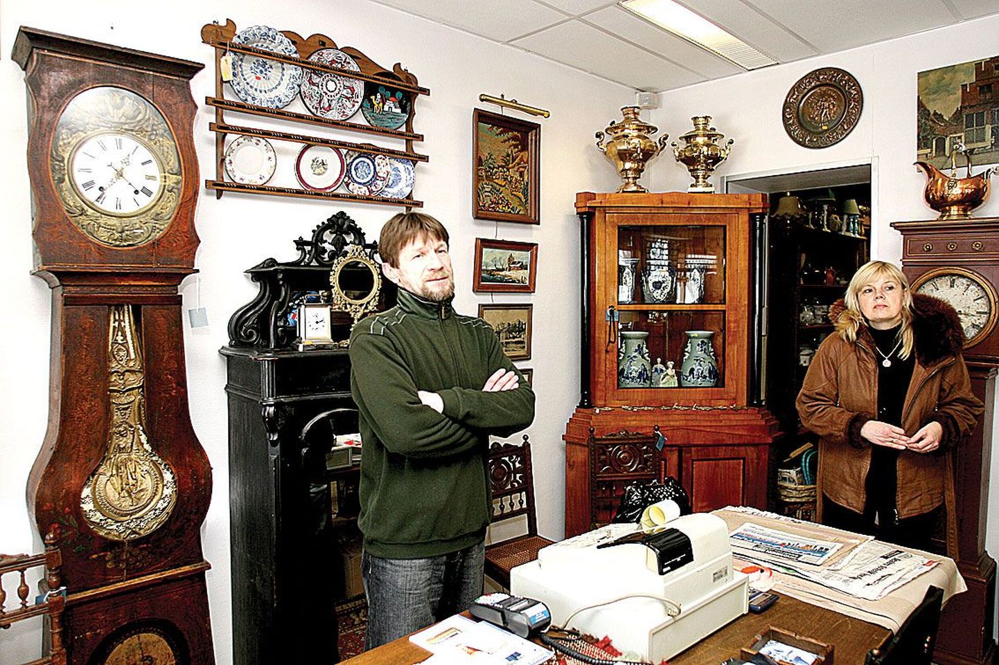 Mööblit ostes saab nõu küsida restauraator Jüri Šibajevilt. Tema selja taga on üks poe vanimaid esemeid, Prantsusmaalt pärit kell, millel vanust 150 aasta ringis.