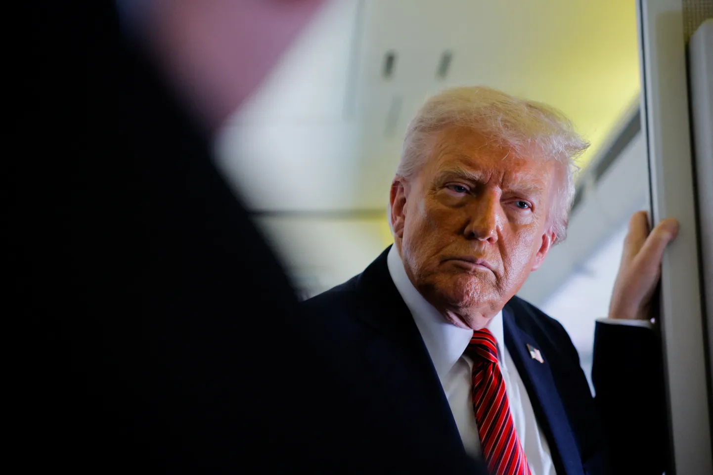 Ameerika Ühendriikide president Donald Trump presidendilennuki Air Force One pardal.
