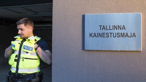 ÜHEST KAMBRIST TEISE ⟩ Tallinna kainestusmajas politseinikku rünnanud naine viidi kinnipidamiskeskusse