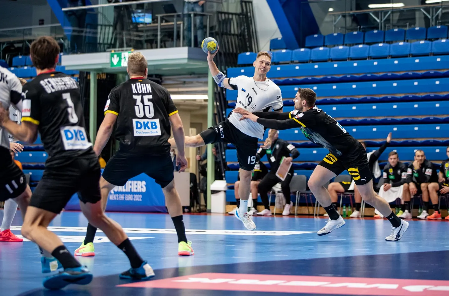 Fotol on viskel Viljandi käsipallikasvandik Karl Toom. Selle Saksamaa koondisega peetud kodumängu kaotas Eesti 23:35.