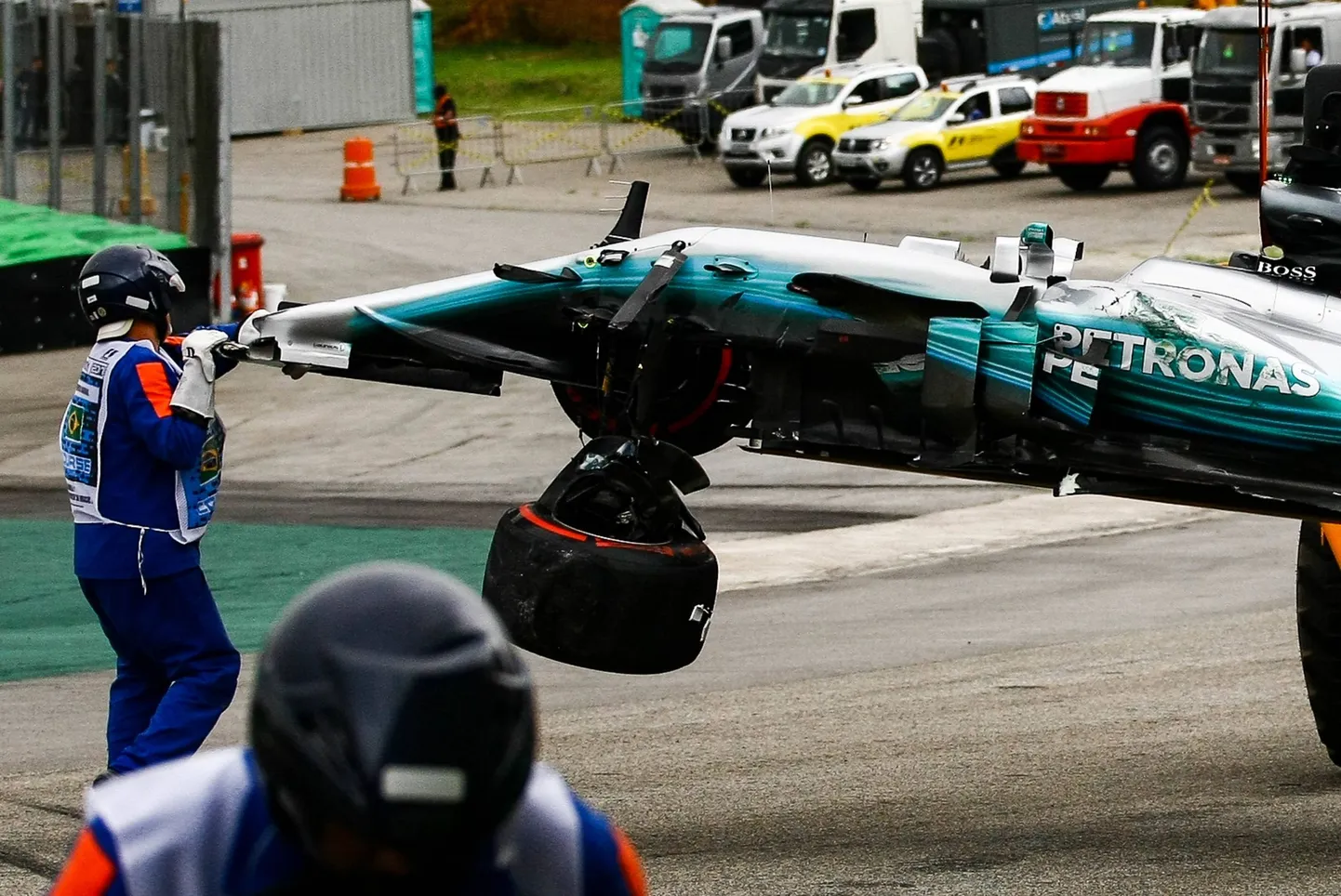 Lewis Hamiltoni avarii teinud Mercedest teisaldatakse. Hugo Bossi reklaam on viimast hooaega näha tema kokpiti taga.
