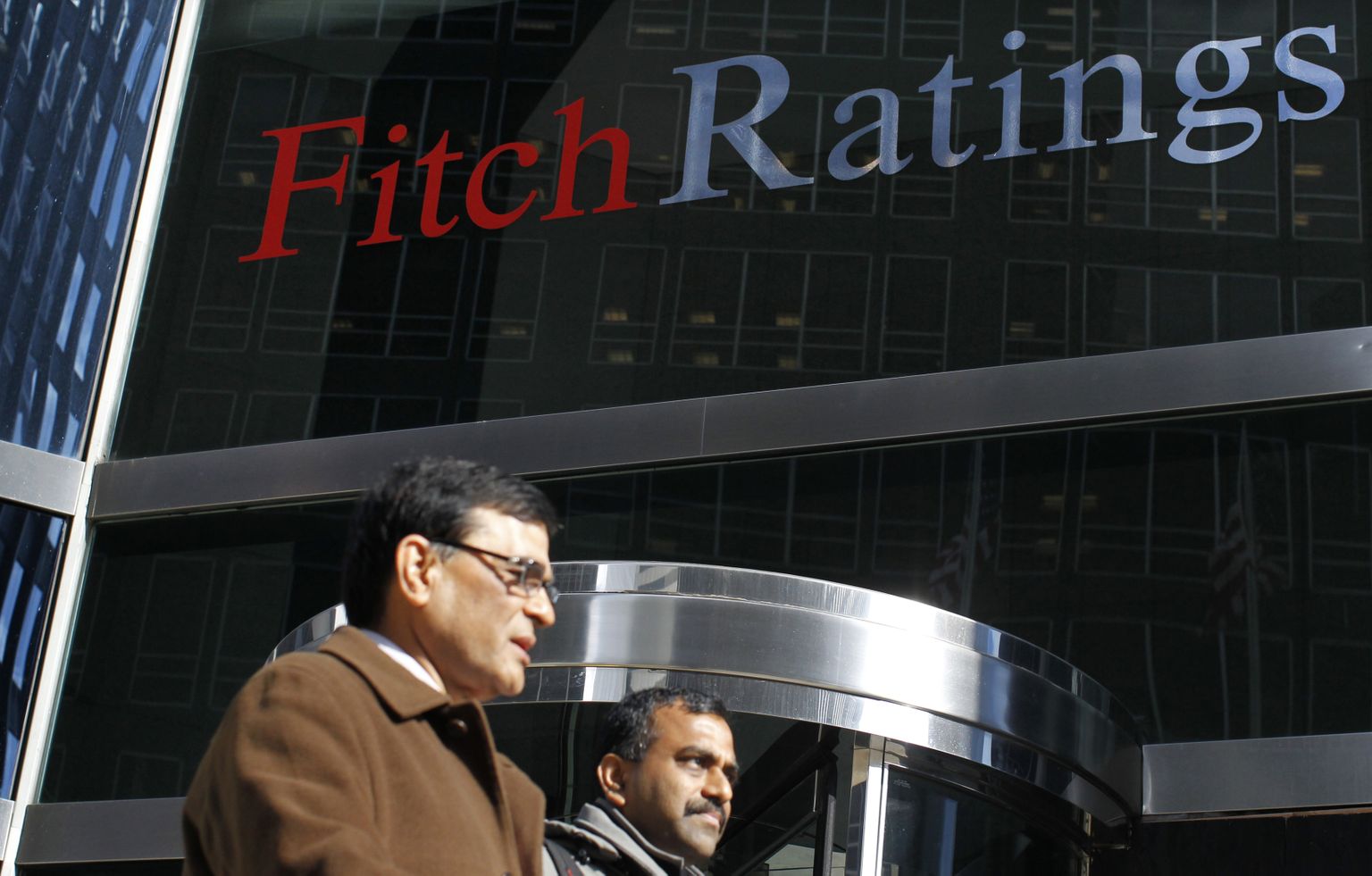 Härrasmehed möödumas agentuuri Fitch Ratings peakorterist New Yorgis 6. veebruaril 2013.