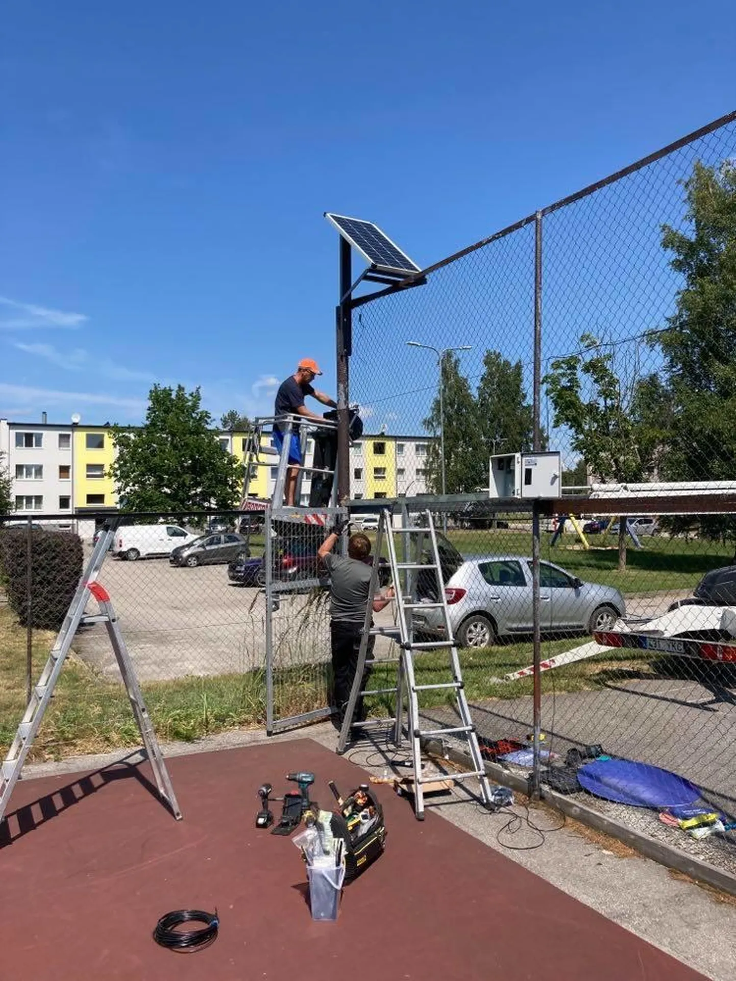 Sauga tenniseväljaku ehitus.