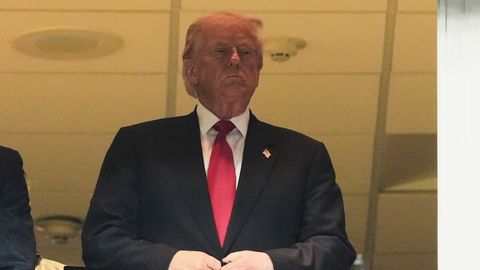 VIDEO ⟩ Vēsturiskā brīdī NFL spēlē izsvilpj ASV prezidentu Trampu