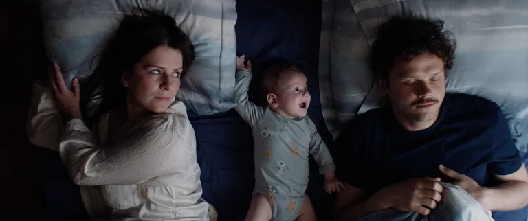 Ieva (Jana Herbsta) un Alekss (Rihards Sniegs).