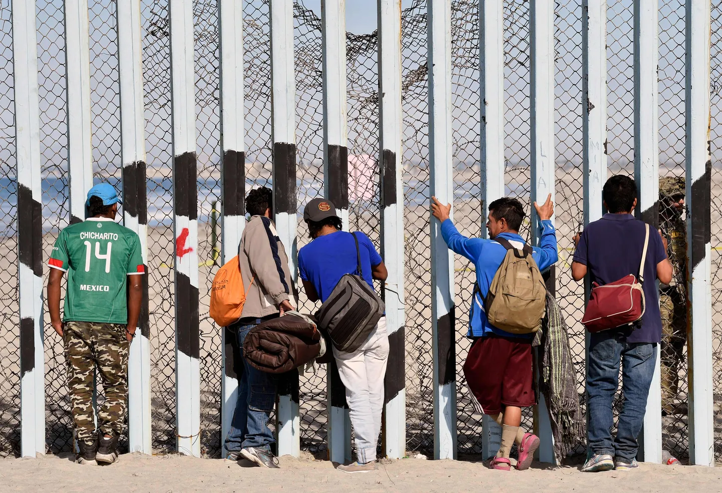 Centrālamerikas migranti pie Meksikas-ASV robežas Tihuanas pilsētas tuvumā, 2018. gada 15. novembrī
