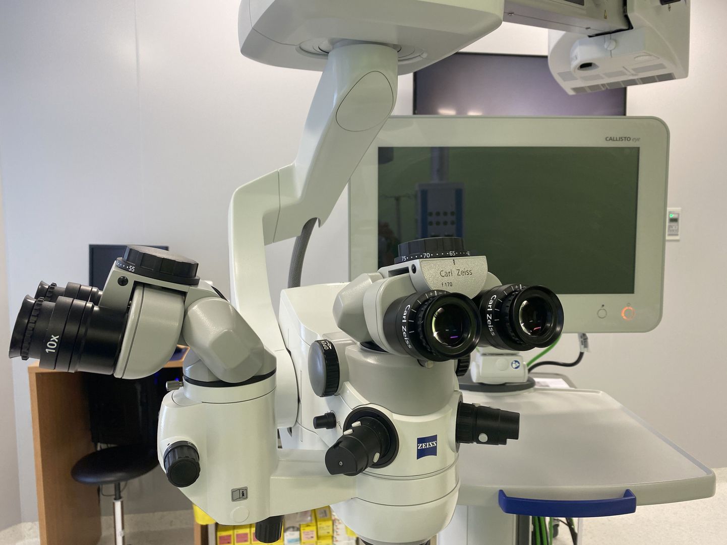 ​Tartu ülikooli kliinikumi silmakliinikus tehti Eestis esmakordne glaukoomi dreneeriva implantaadi operatsioon imikueas patsiendile. Pildil operatsioonimikroskoop.