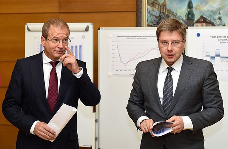 Rīgas domes (RD) priekšsēdētāja vietnieks Andris Ameriks (no kreisās) un RD priekšsēdētājs Nils Ušakovs preses brīfingā informē par pašvaldības budžetu 2016.gadam
