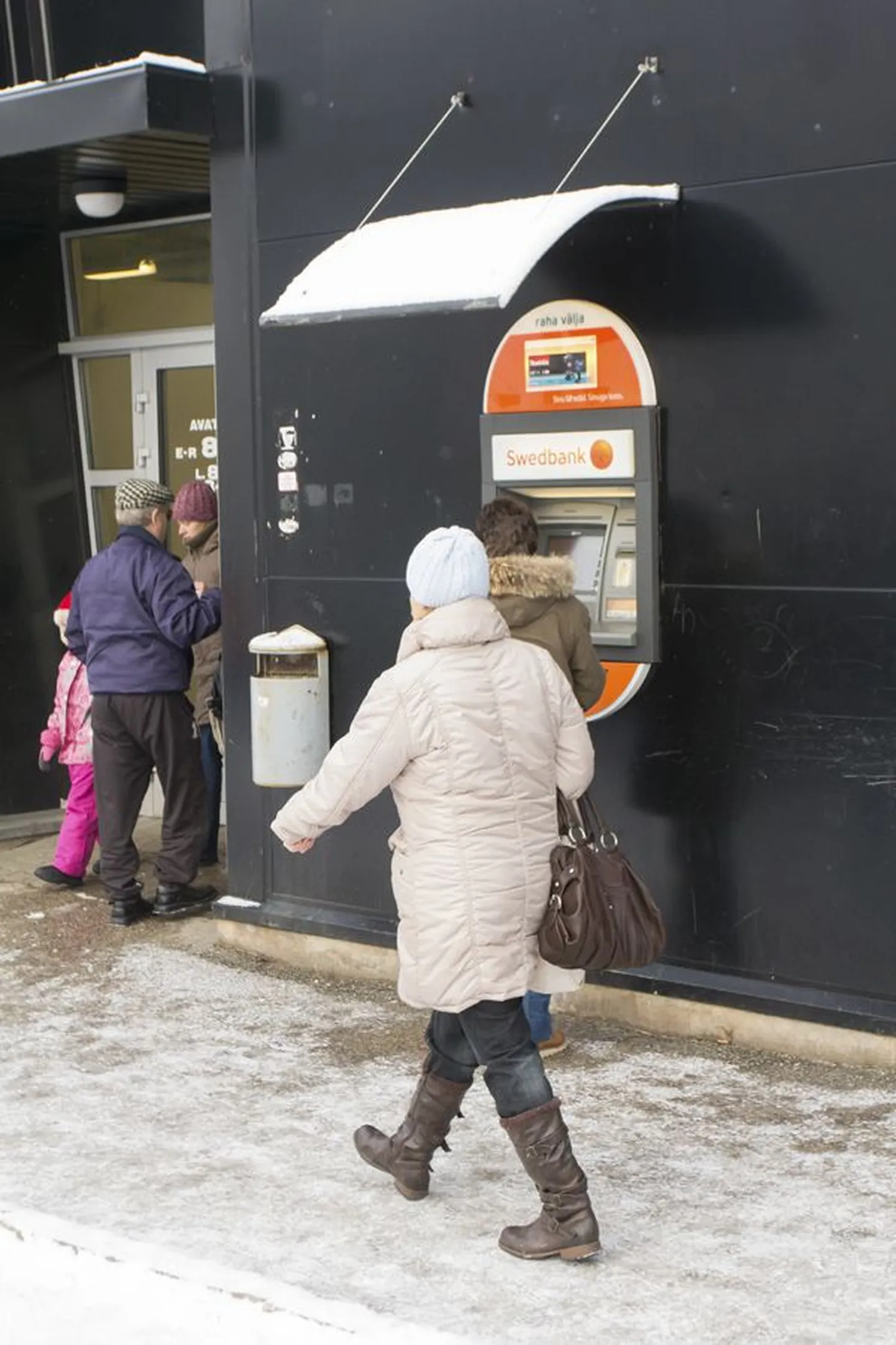 Esialgse oletuse kohaselt kasutasid kurjategijad varguste ettevalmistamiseks kopeerimisseadet Viljandi turuhoone küljes oleva Swedbanki automaadi juures. Mis summas ja kui paljudele inimestele kahju tekitati, peab tuvastama juurdlus.