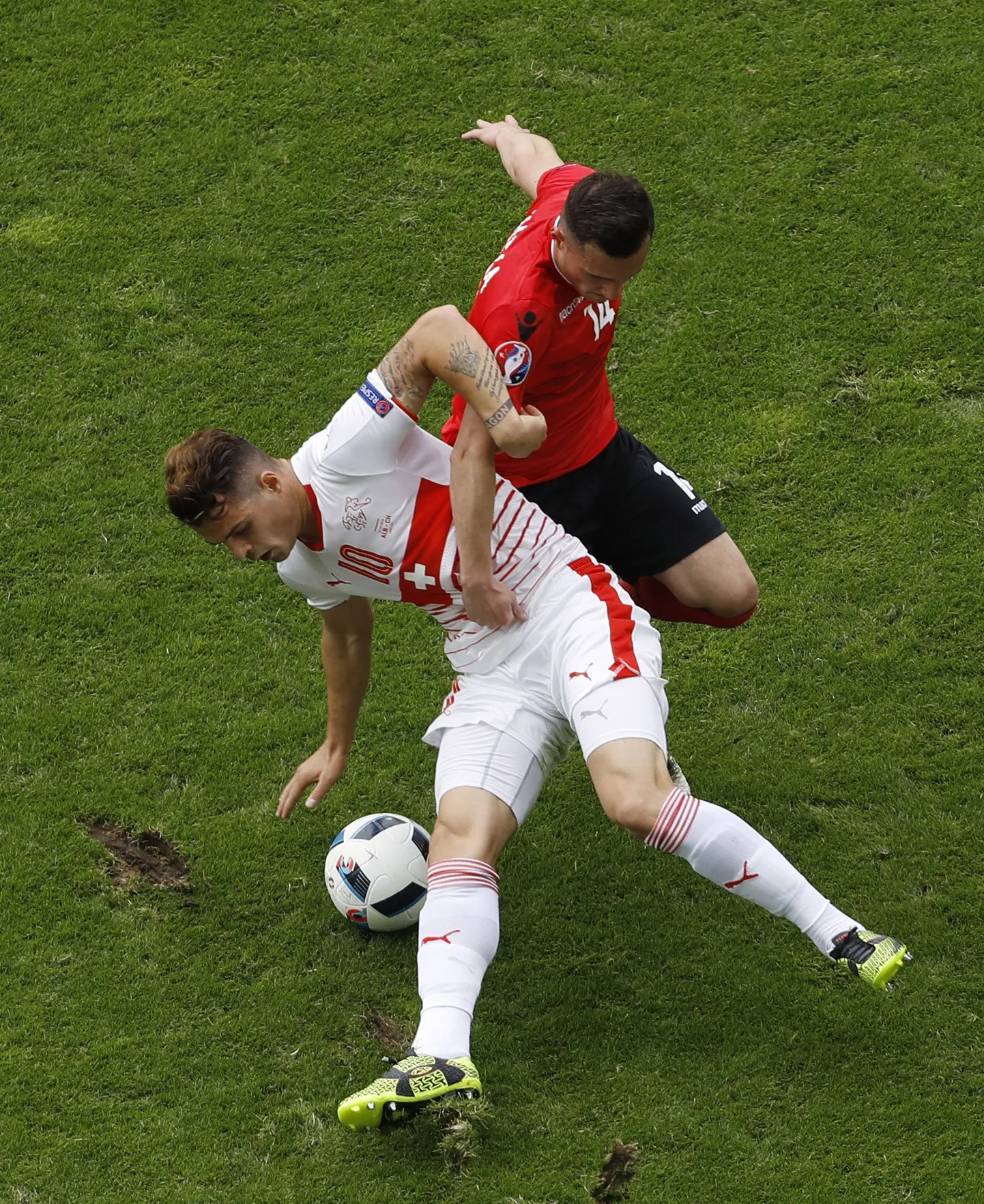 Granit Xhaka (valges) ja Taulant Xhaka.