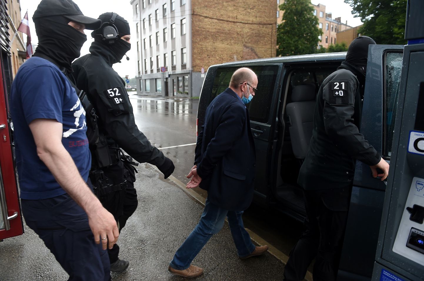 Spiegošanā Krievijas labā vainotais Saeimas deputāts Jānis Ādamsons tiek konvojēts pēc tiesas sēdes Rīgas pilsētas Vidzemes priekšpilsētas tiesā, kur viņam piemēroja drošības līdzekli - apcietinājumu.