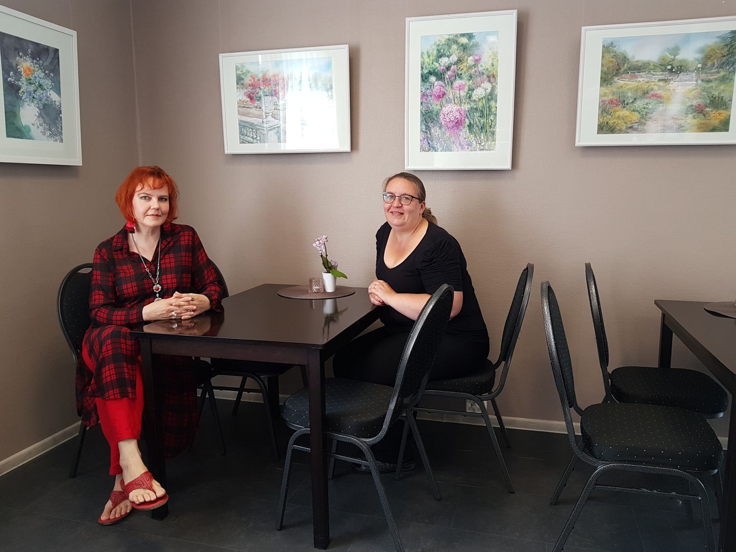 Kunstnik Ülle Kuldkepp ja Luise kohviku omanik Annika Vellamäe tunnevad suvistest piltidest kohviku seintel siirast rõõmu.