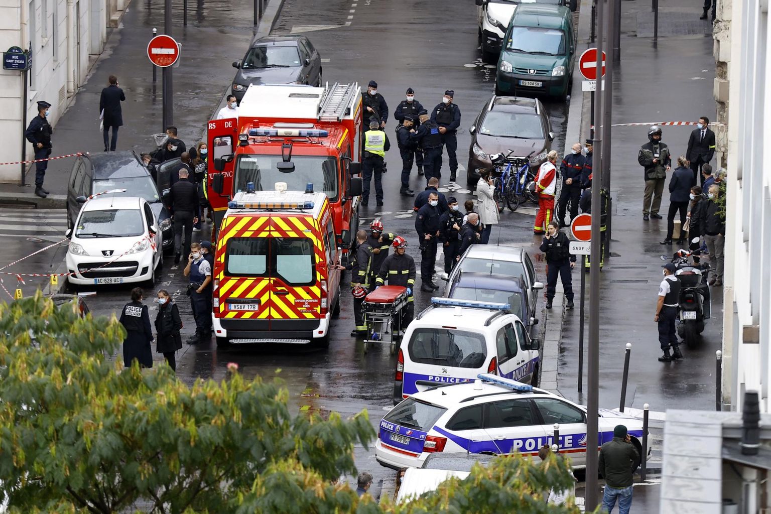 Satiirilehe Charlie Hebdo endise toimetuse lähedal Pariisis sai reedel noarünnakus haavata kaks inimest.