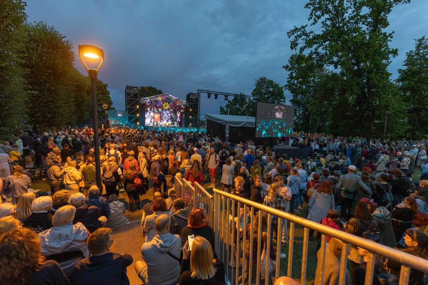 Neljapäevaõhtune galakontsert "Folk 30" meelitas Teise Kirsimäe kontserdipaika nii rõõmsaid noori kui ka kauaaegseid folgifänne.