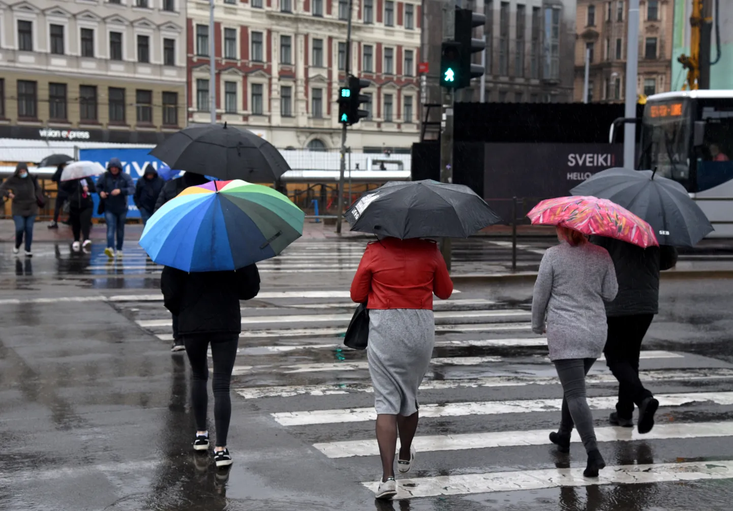 Люди во время дождя. Иллюстративное фото