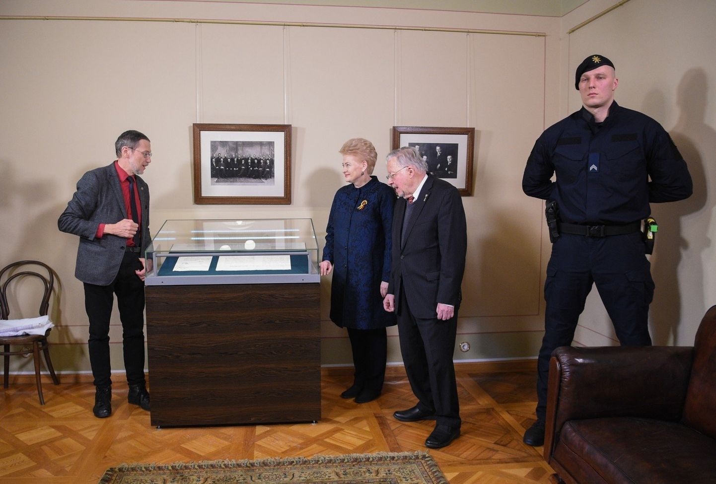 Liudas Mažylis, Dalia Grybauskaitė ja Vytautas Landsbergis iseseisvusdeklaratsiooni juures. Dokumenti valvab kettaheitjana tuntud Eligijus Rupšys.