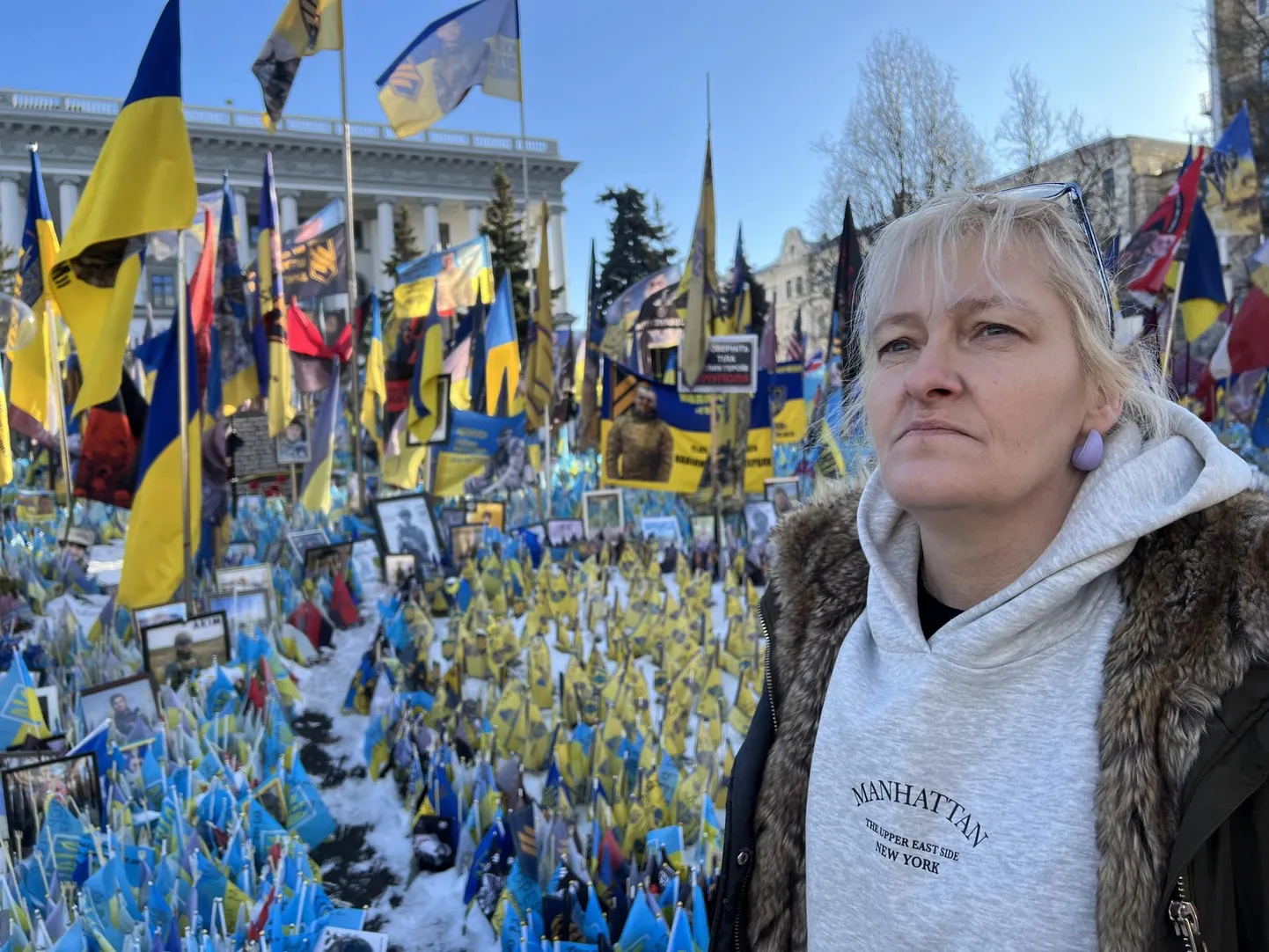 Райли на Майдане в Киеве, где люди в память о павших воинах ставят флаги и фотографии. В море флагов есть и эстонские флаги, на которых написаны имена Иво, Танеля и Мартина.