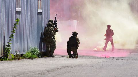 GALERII ⟩ Linlased said Vana-Pärnus osa valju paugutamise saatel toimunud Kaitseliidu õppelahingust