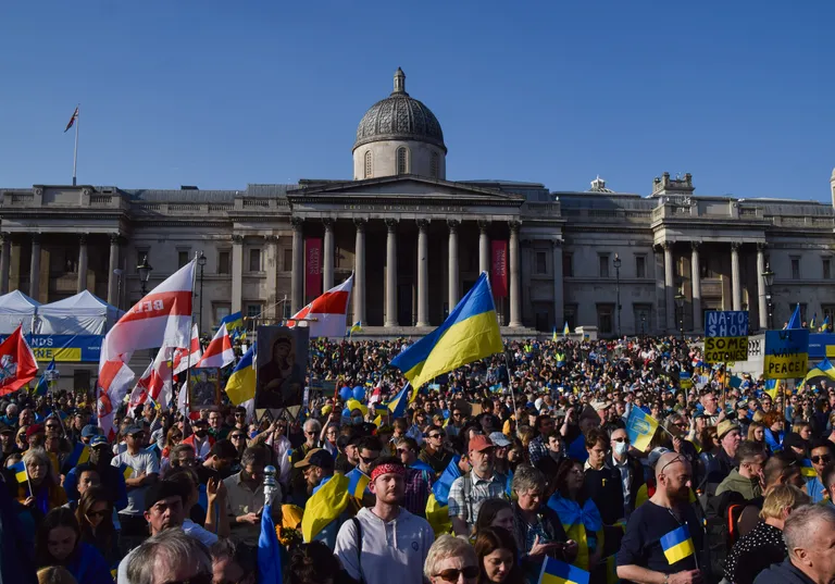 Pildil on Londonis asuv rahvusgalerii, mille ees toimus 26. märtsil 2022 meeleavaldus Ukraina toetuseks.