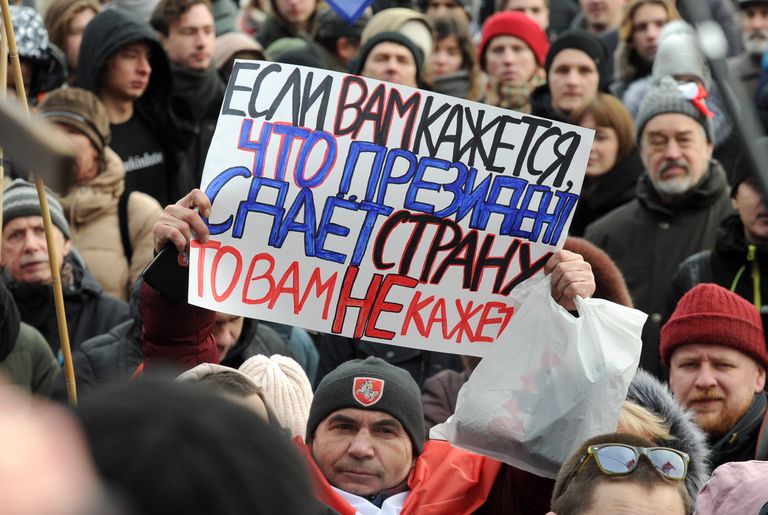 Протестующие порвали около десятка портретов Путина, а обрывки собрали, чтобы не сорить, сообщала корреспондент Би-би-си в Минске. Милиция никого не задерживала.