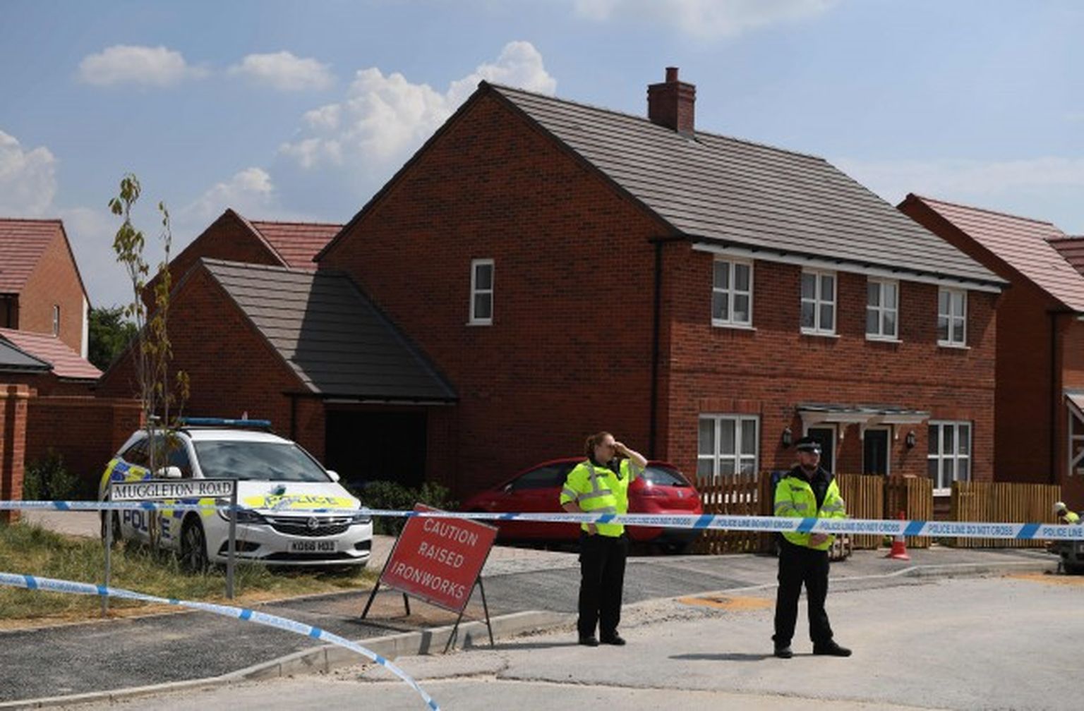 Policija pie dzīvojamo māju kvartāla Anglijas pilsētā Eimsberi, kur 30. jūnijā divi cilvēki saindējās ar nervus paralizējošo vielu "Novičok"