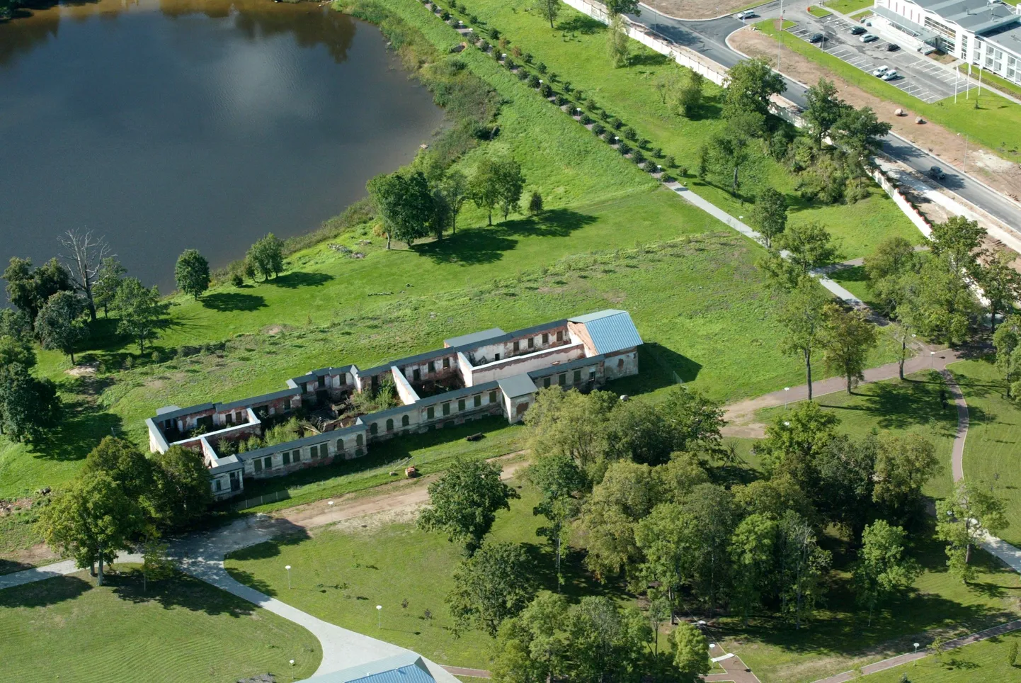 Pildil Raadi mõis ja järv.