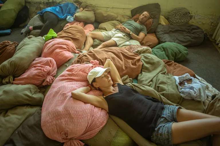 Tartu Uue Teatri suvelavastuse «Kremli ööbikud» tegijad puhkamas, fotol Maarja Mänd, Maria Annus ja Märt Avandi.