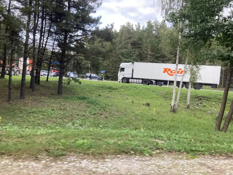 Liiklusmärki eiranud autojuht põhjustas avarii ja liiklusummiku.