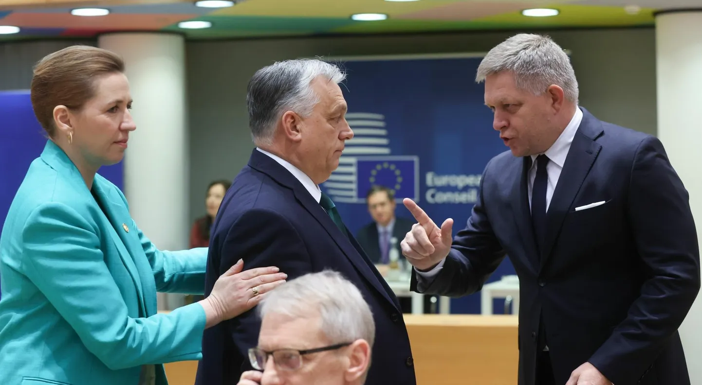 Taani, Ungari ja Slovakkia peaministrid Mette Frederiksen, Viktor Orbán ja Robert Fico hetk enne ülemkogu ametlikku algust, kui Ukraina abipaketi kokkulepe oli juba olemas.