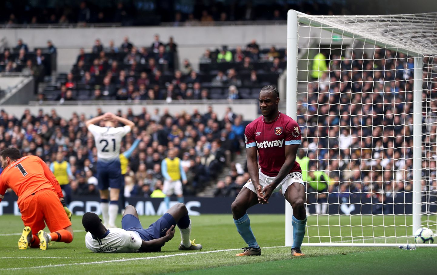 West Ham Unitedi inglasest poolkaitsja Michail Antonio tähistamas võidutabamust Tottenham Hotspuri värskel koduväljakul.