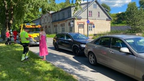 Rakvere teatri ees mõlgiti plekki