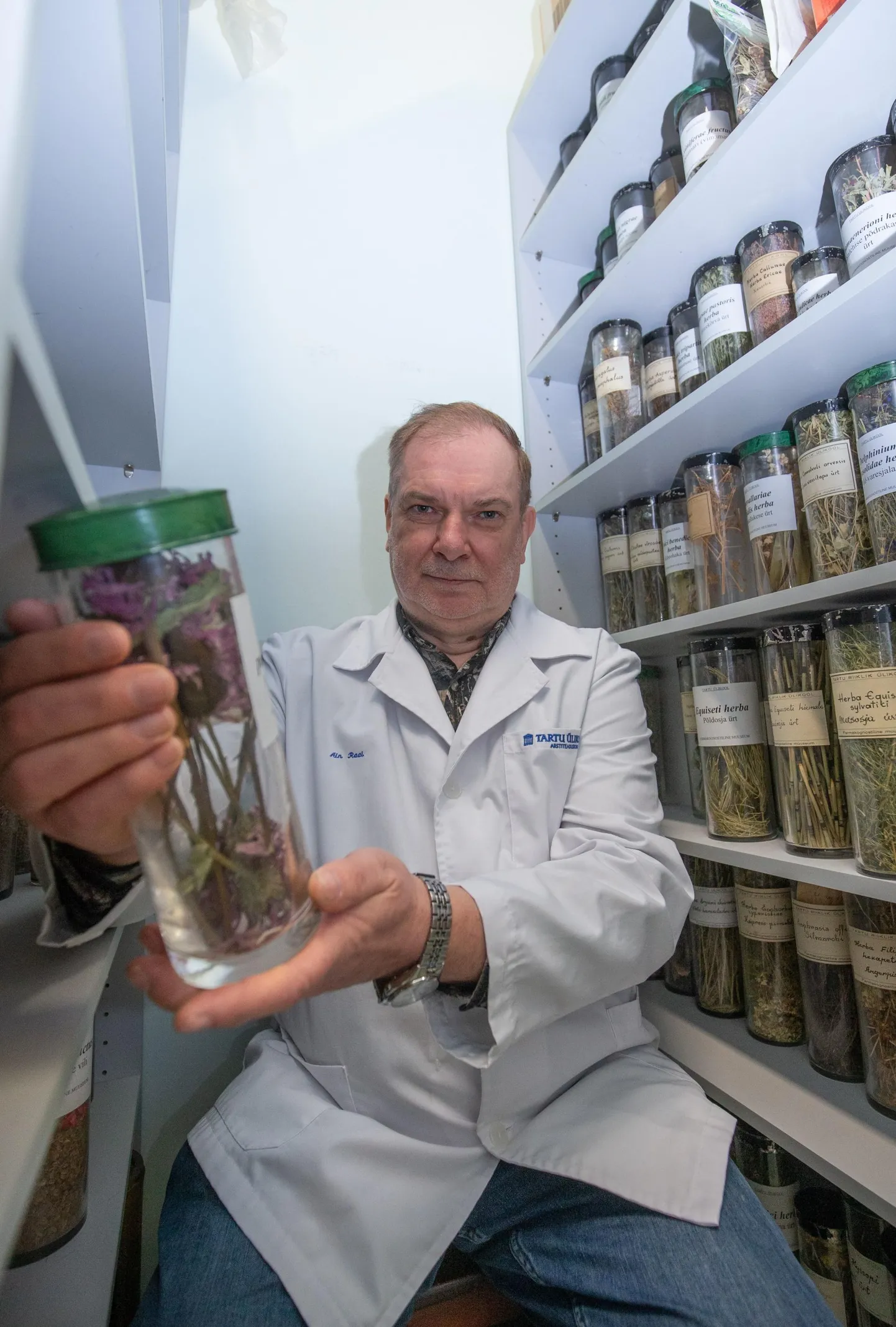 Tartu Ülikooli farmaatsia instituudi juhataja Ain Raal nendib, et tervise tulemuslikuks turgutamiseks peab vahend olema valitud vastavalt – teatud probleemide korral pakuvad leevendust ravimtaimed, teiste puhul klassikaline meditsiin.